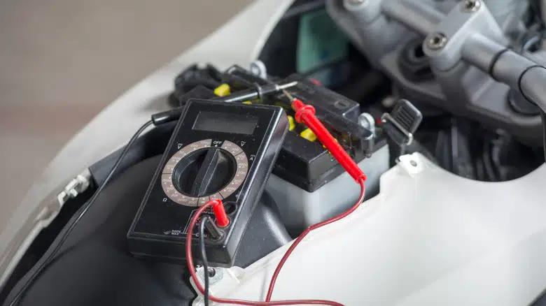 berapa volt aki motor