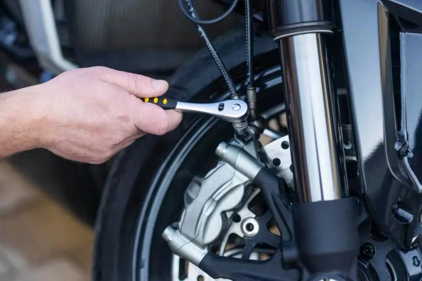 mengecek kondisi shockbreaker